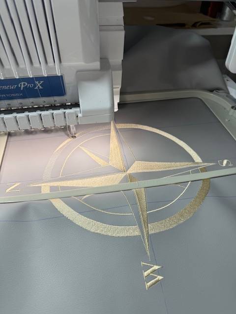 Palavas-les-Flots : La Rose des Vents brodée, un cap sur l'élégance pour votre bateau.