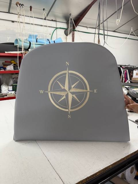 Personnalisez votre bateau à Palavas : Broderie unique de la Rose des Vents sur assise.