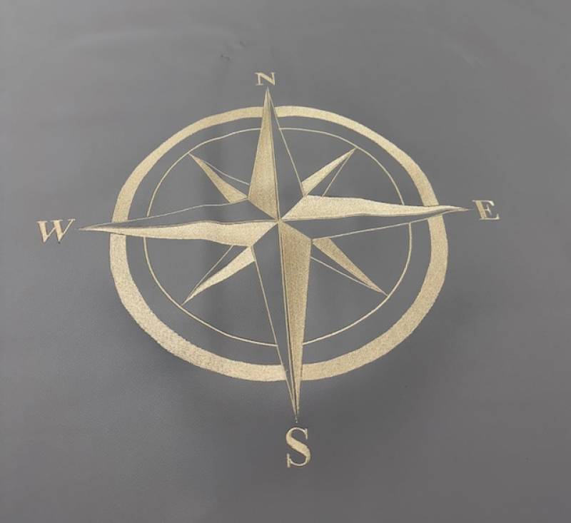 L'Hérault à l'honneur : Votre banquette de bateau brodée de la Rose des Vents, un style unique.