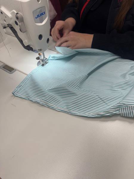 Confection de chasubles avec fermetures pressions sans poche pour une cooperative agricole à Saint-Just, dans l'Hérault