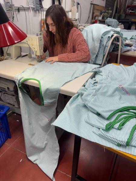 Confection de chasubles avec fermetures pressions sans poche pour une cooperative agricole à Saint-Just, dans l'Hérault