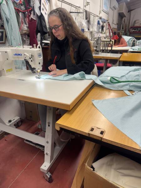 Confection de chasubles avec fermetures pressions sans poche pour une cooperative agricole à Saint-Just, dans l'Hérault