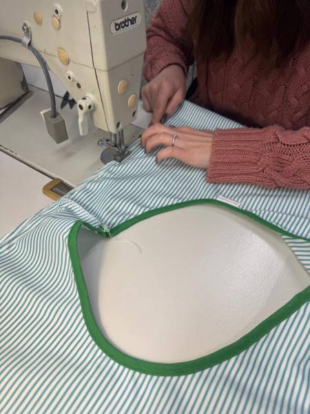 Confection de chasubles avec fermetures pressions sans poche pour une cooperative agricole à Saint-Just, dans l'Hérault