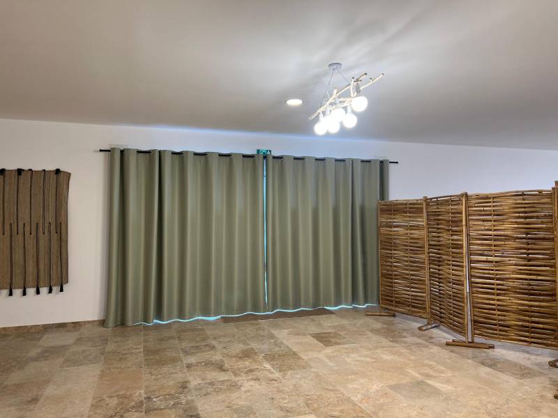 Rideaux à œillets sur mesure M1 : élégance et sécurité pour le Domaine du Sauvage aux Saintes-Maries-de-la-Mer.