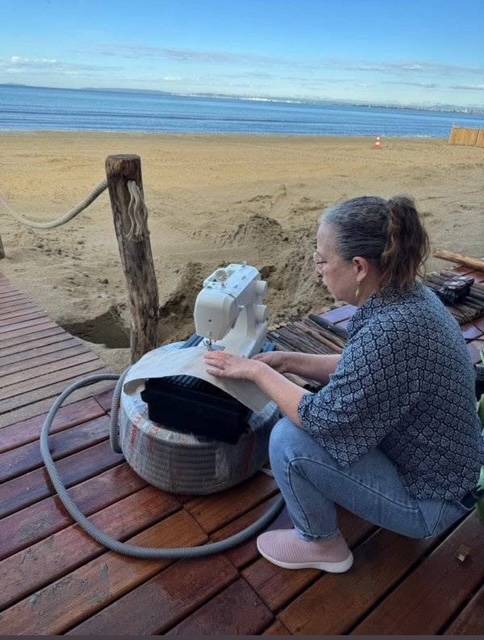 Rénovation de mobilier de paillote La Grande-Motte : Banquette restaurée sur site par artisan tapissier Hérault
