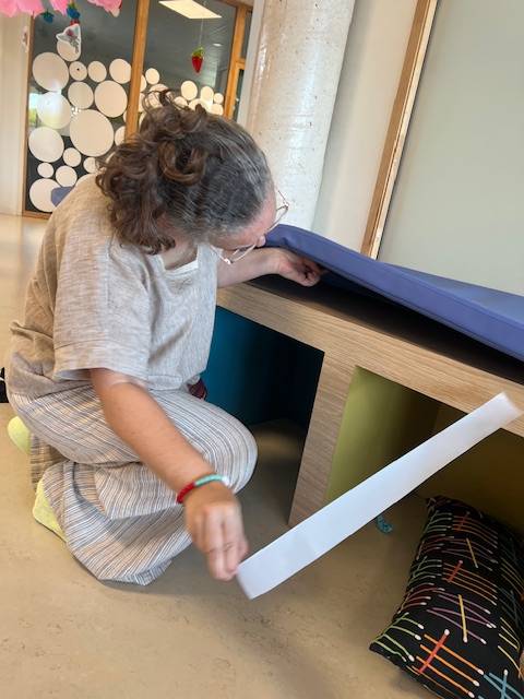 Création sur mesure : Des banquettes ludiques et sécurisées pour la crèche Liselotte.