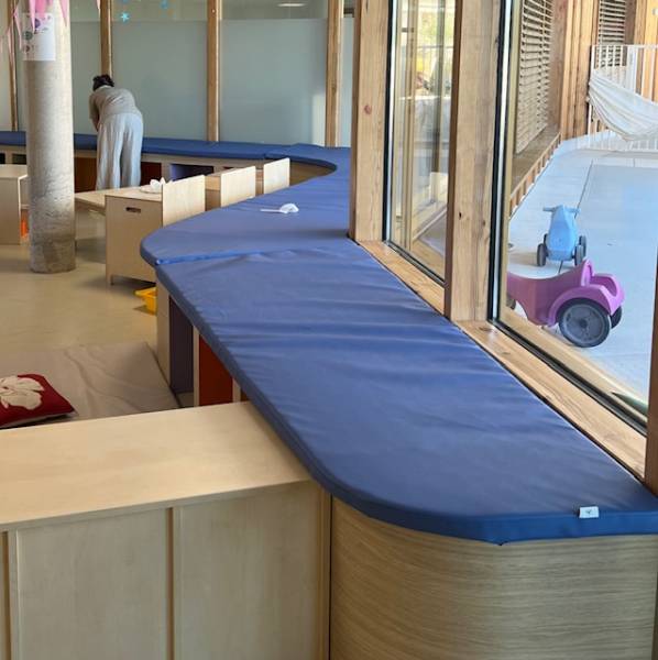 Banquettes innovantes pour crèches montpelliéraines : Flexibilité et hygiène garanties.