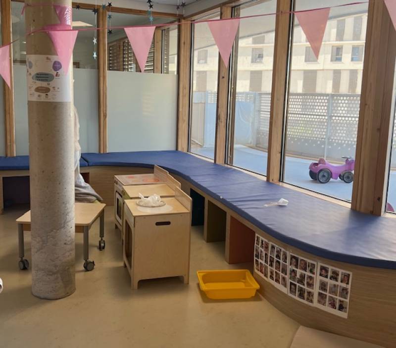 Banquettes modulaires sur mesure : Confort et sécurité pour la crèche Liselotte de Montpellier.