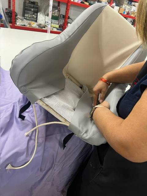 Refaire la sellerie de votre bateau : Du simili cuir résistant et des broderies personnalisées pour un bateau à La Grande-Motte.