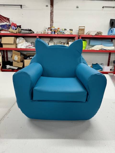 Rénovation de petits fauteuils en simili cuir dans une  crèche située à Lunel dans l'Hérault