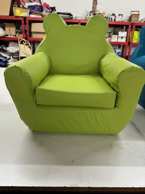 Rénovation de petits fauteuils en simili cuir dans une crèche située à Lunel dans l'Hérault