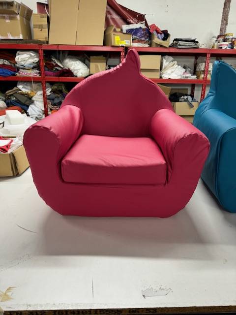 Rénovation de petits fauteuils en simili cuir dans une crèche située à Lunel dans l'Hérault