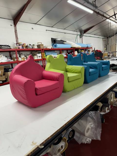 Rénovation de petits fauteuils en simili cuir dans une  crèche située à Lunel dans l'Hérault