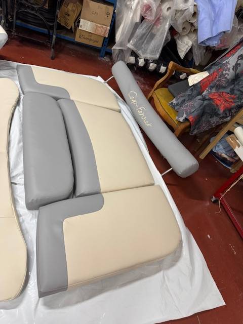 Sellerie de bateau personnalisée : Rénovation en simili cuir avec broderie sur mesure à La Grande-Motte.