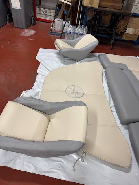 Rénovation de la sellerie de bateau en simili cuir et broderie personnalisée dans l'Hérault.