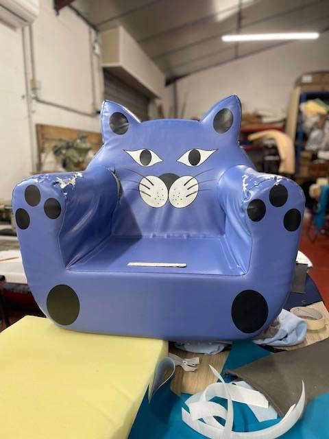 Rénovation de petits fauteuils en simili cuir dans une crèche située à Lunel dans l'Hérault