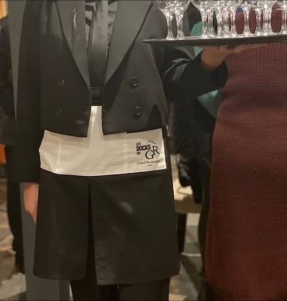 confection de tabliers de serveurs avec broderies personnalisées du logo d' un restaurant situé à Saint-Martin-De-Londres dans l'Hérault
