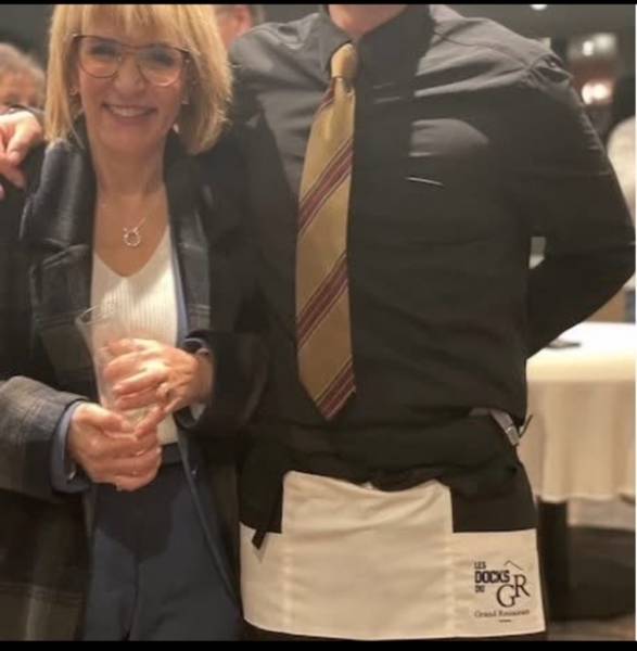 confection de tabliers de serveurs avec broderies personnalisées du logo d' un restaurant situé à Saint-Martin-De-Londres dans l'Hérault