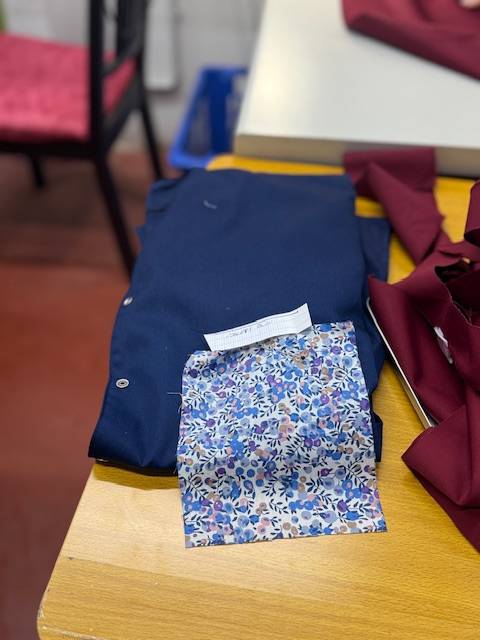 Confection de tuniques, blouses et pantalons sur mesure pour le secteur médical pour une boutique en ligne située à Nîmes dans le Gard