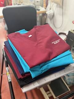 Confection de tuniques, blouses et pantalons sur mesure pour le secteur médical pour une boutique en ligne située à Nîmes dans le Gard