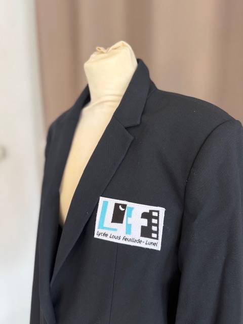Fourniture de vestes de costumes avec pose d'ecussons brodés pour le lycée Louis Feuillade à Lunel, dans l'Héraultb