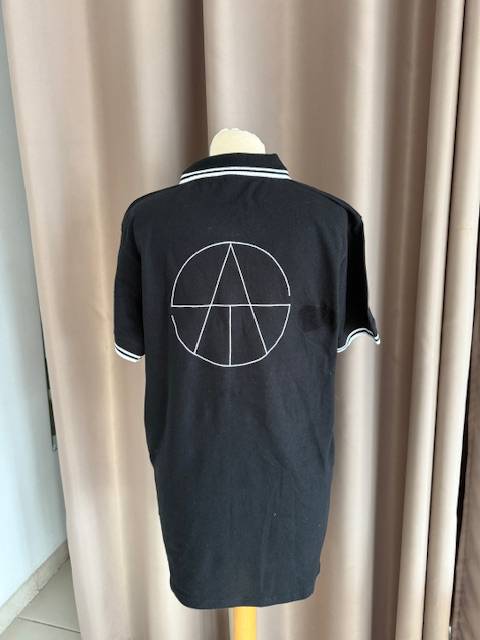 Broderies personnalisées du logo d'une entreprise située à Saturargues dans l'Herault sur des polos, Côté coeur et dans le dos 