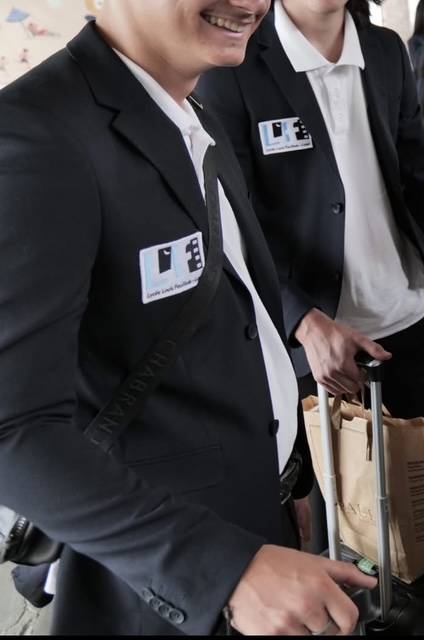 Fourniture de vestes de costumes avec pose d'ecussons brodés pour le lycée Louis Feuillade à Lunel, dans l'Hérault