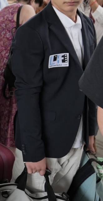 Fourniture de vestes de costumes avec pose d'ecussons brodés pour le lycée Louis Feuillade à Lunel, dans l'Hérault