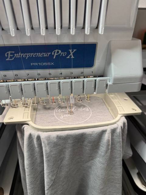 Broderie de logo sur mesure à Aimargues (Gard) : réalisez vos projets textiles avec notre atelier local.