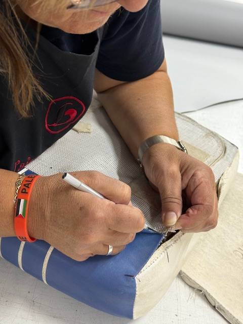 Rénovation de sellerie avec broderie personnalisée pour un plaisancier de l'Hérault. : confort et style pour votre bateau