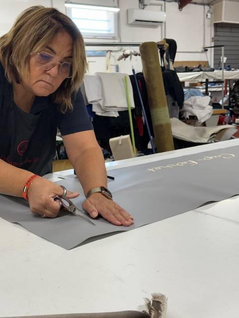 Rénovation de la sellerie d'un bateau de plaisance à La Grande-Motte avec broderies personnalisées : savoir faire artisanal pour le nautisme