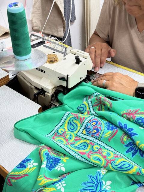 Artisanat de la soie à Aigues-Mortes : confection sur mesure de foulards et paréos pour une enseigne locale
