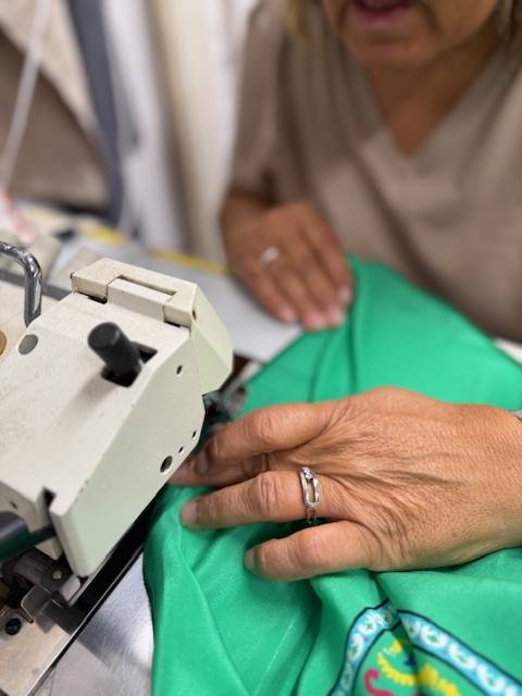 Savoir-faire gardois : foulards 90x90 et paréos en soie réalisés sur mesure pour une boutique d’Aigues-Mortes