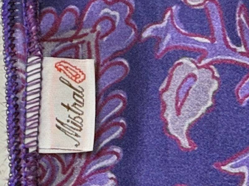 L’élégance artisanale en soie pour une enseigne d’Aigues-Mortes : foulards et paréos personnalisés