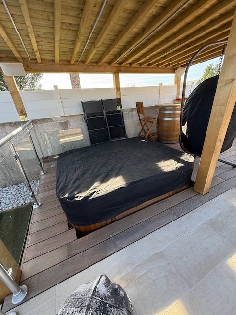 Confection locale de housses étanches et durables : Jacuzzi protégé à Aimargues 