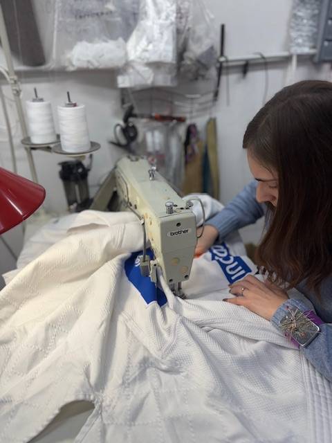 Pose et dépose de dossards en couture et broderies du logo sur des Judogis pour le club de Judo de Calvisson dans le Gard