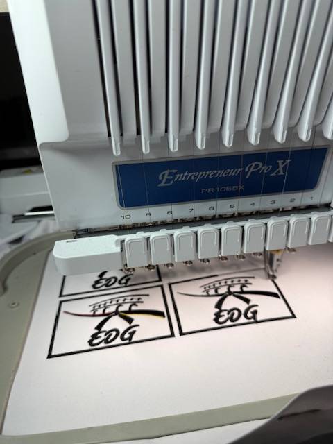 Pose et dépose de dossards en couture et broderies du logo sur des Judogis pour le club de Judo de Calvisson dans le Gard