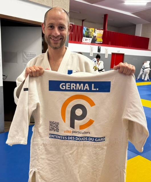 Pose et dépose de dossards en couture et broderies du logo sur des Judogis pour le club de Judo de Calvisson dans le Gard