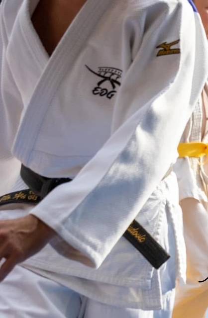 Pose et dépose de dossards en couture et broderies du logo sur des Judogis pour le club de Judo de Calvisson dans le Gard