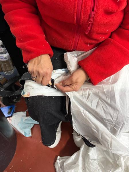 Équipement de décors de cinéma : Pose de Velcros sur grands panneaux blancs (Vaucluse)