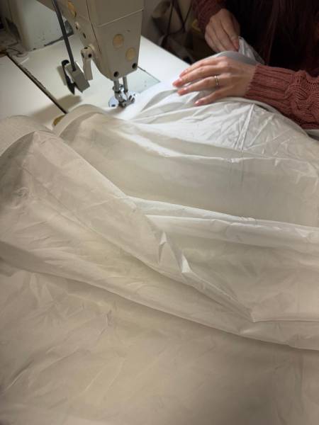 Confection technique de panneaux Nylon pour le cinéma : Pose de Velcros à Oppède