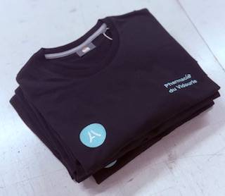 Broderies personnalisées du logo et du nom de la pharmacie du Vidourle sur des vêtements professionnels à Lunel dans l'Hérault