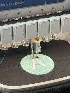 Broderies personnalisées du logo et du nom de la pharmacie du Vidourle sur des vêtements professionnels à Lunel dans l'Hérault