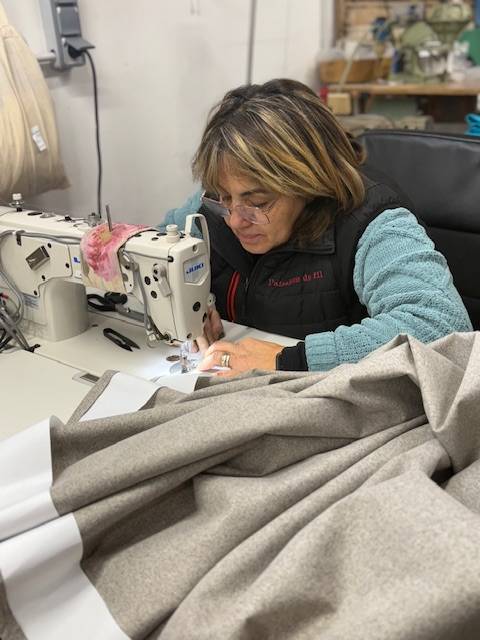 Travaux de coutures divers dans notre atelier à Lunel-Viel dans l'Hérault : Retouches de vos vêtements avec ourlets, fuselage, changement de fermetures éclairs ...