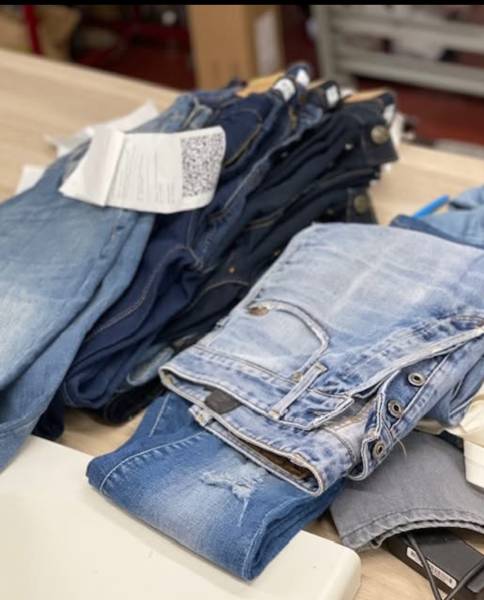 Travaux de coutures divers dans notre atelier à Lunel-Viel dans l'Hérault : Retouches de vos vêtements avec ourlets, fuselage, changement de fermetures éclairs ...
