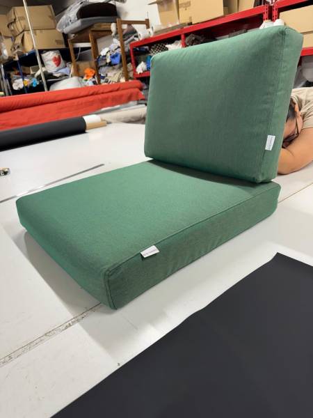 Conception sur mesure de coussins d'extérieur : Réalisation de housses déperlantes à fermeture éclair pour le mobilier de jardin à Saint-Brès (Hérault).