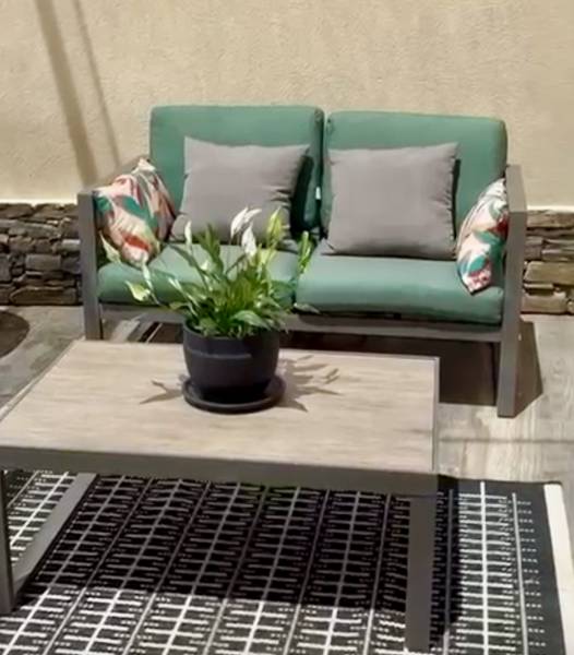 Nos housses de coussins sur mesure : la solution pour votre extérieur : Protection et style pour votre salon de jardin, conçues avec tissu déperlant et fermeture éclair.