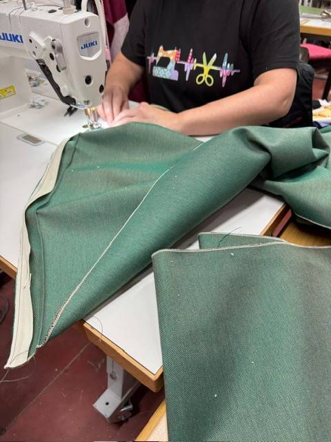 Protection et élégance pour votre salon de jardin : Housses de coussins déperlantes sur mesure à fermeture éclair, fabriquées localement à Lunel-Viel.