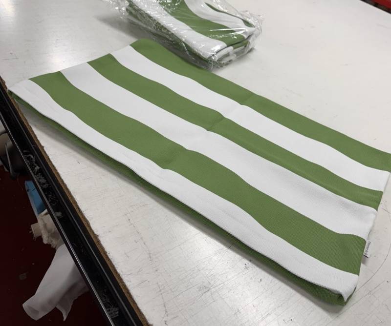 Solutions textiles sur mesure pour professionnels : Création de housses de matelas et de coussins avec fermeture éclair pour La Grande-Motte.