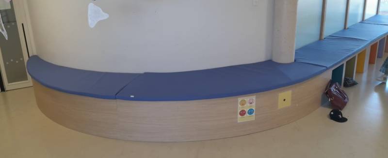 Le confort des enfants avant tout : Banquettes rembourrées et modulaires pour crèches de l'Hérault.
